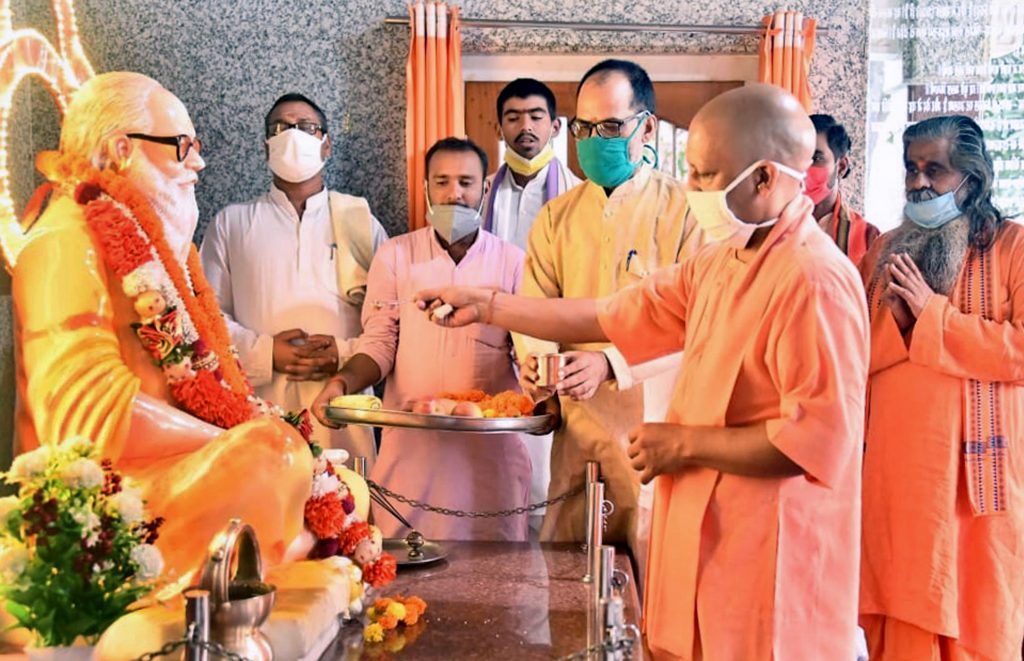मुख्यमंत्री योगी आदित्यनाथ 23 अक्टूबर, 2020 को गोरक्षनाथ मन्दिर, गोरखपुर में 
पूजा-अर्चना करते हुए