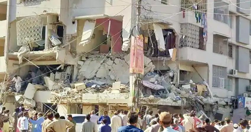 पाकिस्तान : कराची की एक इमारत में बड़ा धमाका, तीन की मौत कई घायल