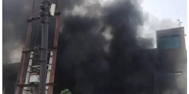 नोएडा में कपड़े बनाने की कंपनी में लगी भीषण आग, करोड़ों का हुआ नुकसान
