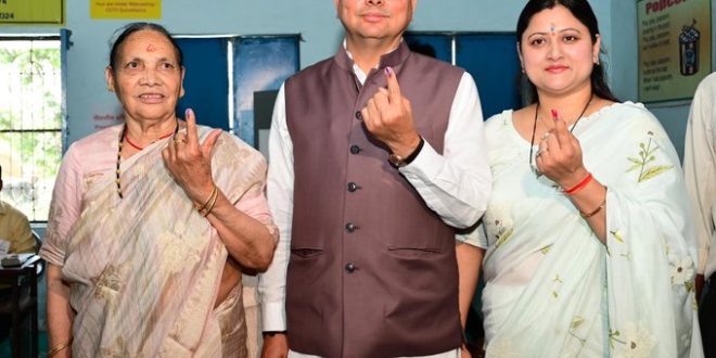 CM धामी ने अपने गृह नगर में किया मतदान, वोटिंग के लिए मतदाताओं से की अपील