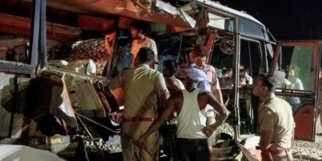 शाहजहांपुर : गिट्टी से भरा डंपर बस पर पलटा, 11 श्रद्धालुओं की मौत