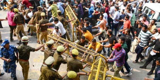 UPPSC Protest: आयोग के खिलाफ प्रतियोगी छात्रों का आंदोलन जारी, अधिकारियों के बाद अब पुलिस ने संभाला मोर्चा