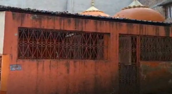 200 साल पुराने शिव मंदिर का खुलासा, सपा नेता कैश खान पर लगा अवैध कब्जे का आरोप