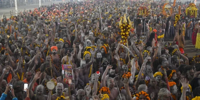 महाकुंभ : नागा साधु बने आकर्षण का केंद्र, कभी डमरू तो कभी भाले का दिखा अद्भुत नजारा