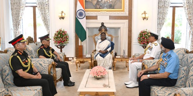 सीडीएस अनिल चौहान और तीनों सेनाध्यक्षों ने राष्ट्रपति को दी ऑपरेशन सिंदूर की जानकारी, रराष्ट्रपति ने सशस्त्र बलों की वीरता की सराहना