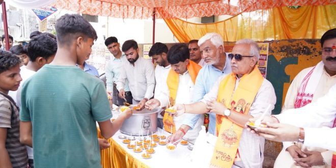 बड़े मंगल पर पर्यावरण के अनुकूल, पॉलिथीन मुक्त भंडारा ,कपिल देव अग्रवाल ने किया साहित्य त्रिवेणी के बड़ा मंगल विशेषांक का विमोचन 