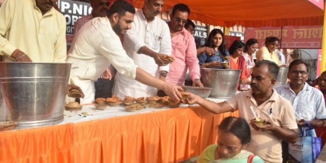 डॉ अखिलेश दास गुप्ता फाउंडेशन की ओर से दूसरे बड़े मंगल पर कैसरबाग चौराहा पर विशाल भण्डारे का आयोजन