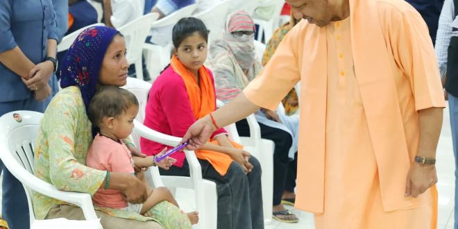 मुख्यमंत्री योगी ने जनता दर्शन में सुनीं लोगों की समस्याएं, त्वरित समाधान के निर्देश