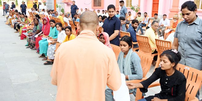 जनता दर्शन में आये लोगों की समस्याएं सुनीं, सीएम बोले – हर समस्या पर होगी प्रभावी कार्रवाई 