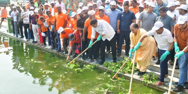 विश्व पर्यावरण दिवस पर नगर विकास मंत्री एके शर्मा ने गोमती नदी घाट की सफाई की,6 कूड़ा उठान गाड़ियों को दिखाई हरी झंडी  