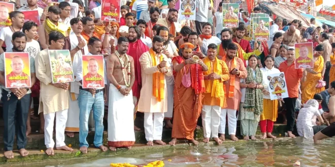 सीएम योगी के जन्मदिन पर वाराणसी में मां गंगा का दुग्धाभिषेक