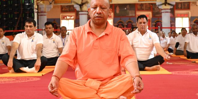 अंतरराष्ट्रीय योग दिवस पर यूपी में उत्साह, राजभवन से गोरखपुर तक गूंजा योग