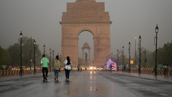 Monsoon In Delhi NCR: दिल्ली में मौसम ने बदले तेवर, IMD ने जारी किया येलो अलर्ट