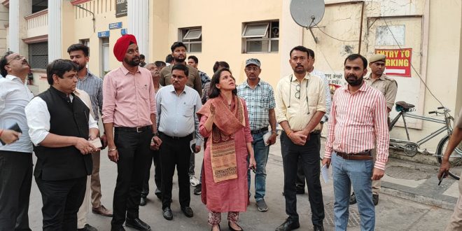 मंडलायुक्त डॉ रोशन जैकब ने बन रहे प्राथमिक स्मार्ट स्कूलों का जाना हाल