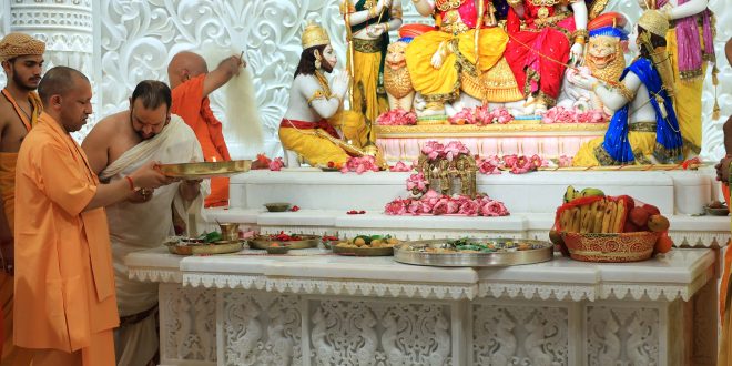 अयोध्या : राम मंदिर में विराजे राजा राम, राम दरबार की हुई प्राण प्रतिष्ठा, योगी ने उतारी आरती