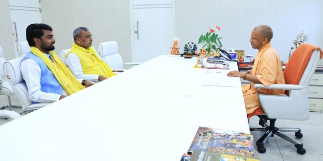 मुख्यमंत्री योगी से ओम प्रकाश राजभर ने की शिष्टाचार भेंट, अरुण राजभर भी रहे मौजूद
