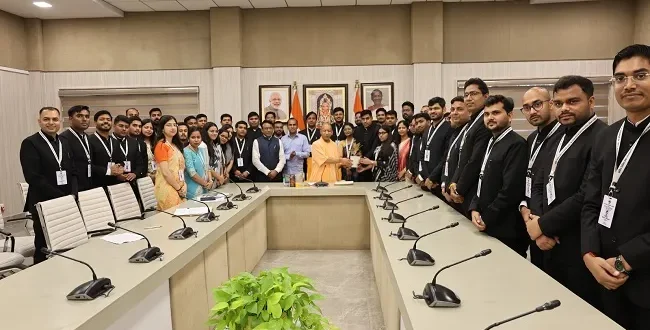 PCS 38 प्रशिक्षु अधिकारियों ने मुख्यमंत्री योगी से की भेंट, पाया मार्गदर्शन