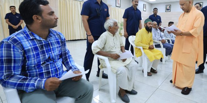 एक-एक पीड़ित के पास पहुंचे सीएम योगी, सुनीं समस्याएं व त्वरित निस्तारण के दिए निर्देश
