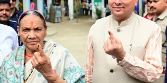 पंचायत चुनाव : सीएम धामी ने मां के साथ किया मतदान, ग्रामीणों से की मतदान की अपील