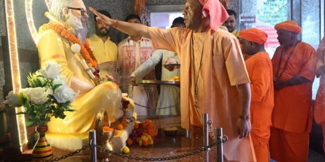 गुरु पूर्णिमा पर योगी आदित्यनाथ ने किया गुरु गोरखनाथ का विशेष पूजन