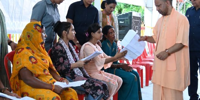  सीएम योगी ने जनता दर्शन में सुनीं लोगों की समस्याएं, बोले- सरकार हर जरूरतमंद व्यक्ति के साथ खड़ी है