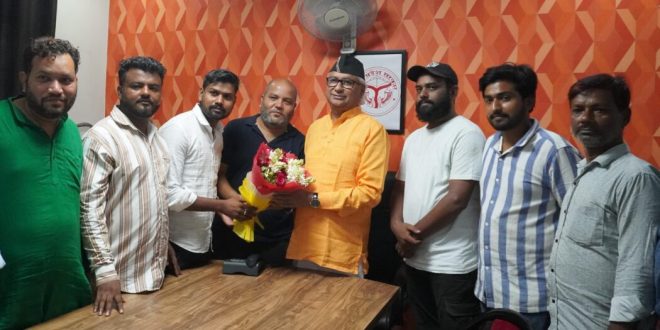 विधायक डॉ. नीरज बोरा का पुष्प विक्रेताओं ने किया सम्मान, मंडी शुल्क से राहत के प्रयासों पर जताया आभार