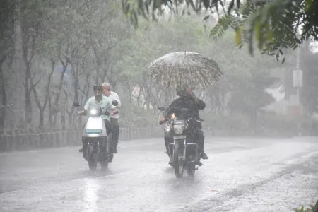 लखनऊ में सावन की पहली बारिश, मौसम हुआ सुहाना