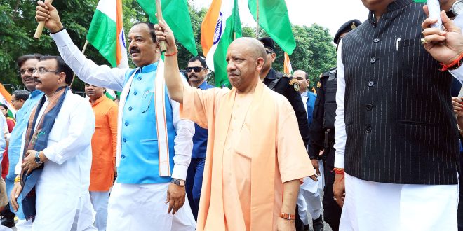 हाथ में तिरंगा लेकर लखनऊ की सड़कों पर उतरा ‘भारत’, सीएम योगी ने तिरंगा यात्रा के दौरान युवाओं संग ली सेल्फी