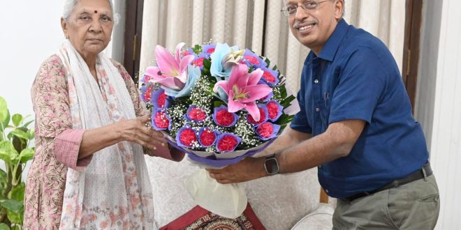  मुख्य सचिव एसपी गोयल ने राज्यपाल आनंदीबेन पटेल से की शिष्टाचार भेंट
