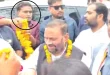 रायबरेली: स्वामी प्रसाद मौर्य को पहनाई माला, फिर मारा तमाचा, समर्थकों ने आरोपी युवकों को जमकर पीटा