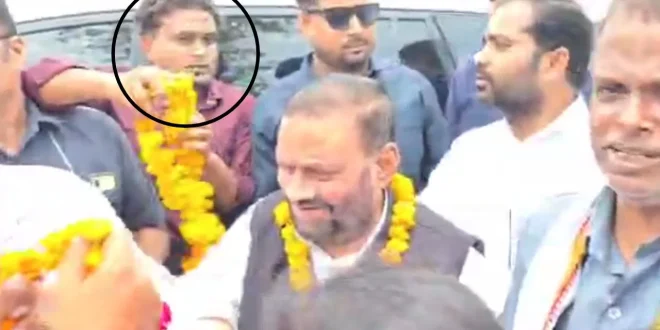 रायबरेली: स्वामी प्रसाद मौर्य को पहनाई माला, फिर मारा तमाचा, समर्थकों ने आरोपी युवकों को जमकर पीटा