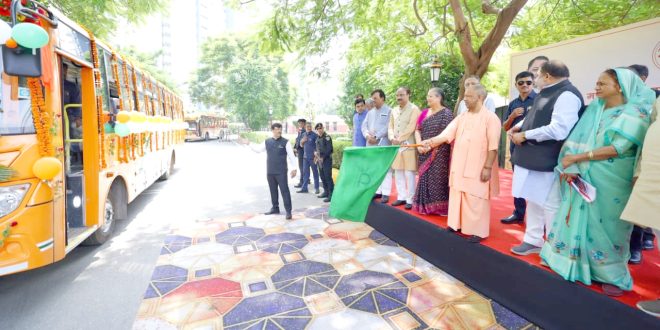 सीएम योगी ने सरल परिवहन हेल्पलाइन 149 लॉन्च की व 400 नई बसों को दिखाई हरी झंडी
