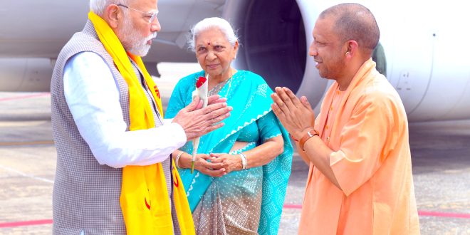प्रधानमंत्री मोदी वाराणसी पहुंचे, काशी के लोगों ने पुष्पवर्षा कर स्वागत किया