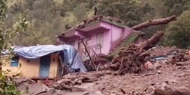 उत्तराखंड : चमोली के नंदानगर में भूस्खलन से आधा दर्जन मकान बुरी तरह क्षतिग्रस्त, पाँच लोग लापता