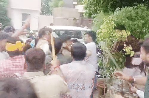 बाराबंकी की श्रीराम स्वरूप यूनिवर्सिटी में छात्रों पर किया लाठीचार्ज, सीएम योगी ने सीओ को किया निलंबित 