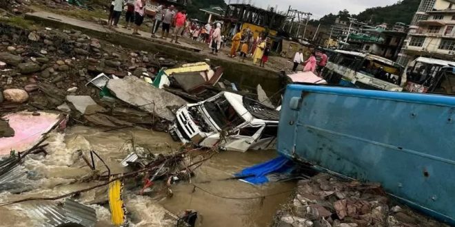 हिमाचल प्रदेश में एक बार फिर बारिश का कहर, मंडी में बाढ़ से तबाही, एक परिवार के 3 लोगों की मौत