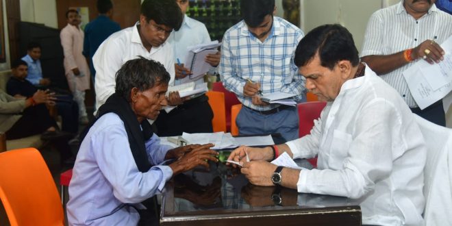 जनसुनवाई में नगर विकास एवं ऊर्जा मंत्री एके शर्मा ने सुनी आमजन की समस्याएं