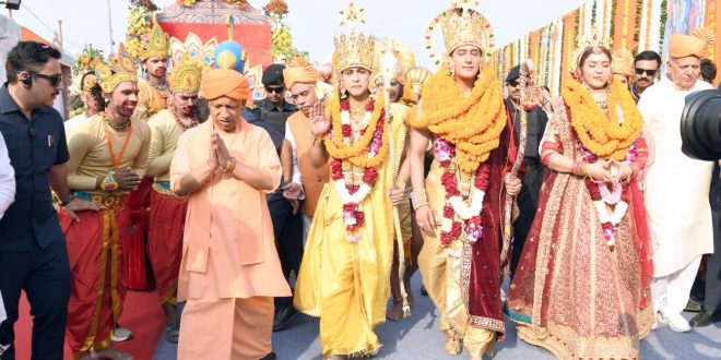 अयोध्या में पर्यटन मंत्री ने रामायण काल की जीवंत झांकियों को जय श्री राम का ध्वज लहराकर किया रवाना