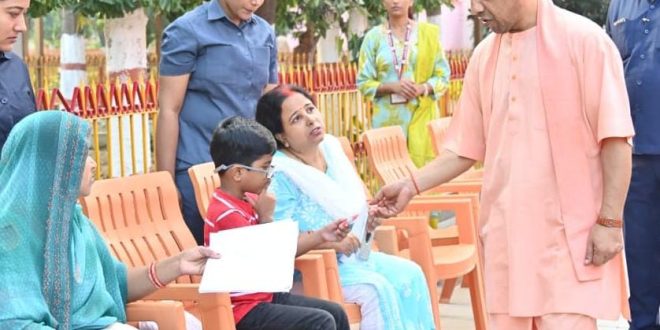 अधिकारी जन समस्याओं के प्रति बनें संवेदनशील, कराएं त्वरित समाधान : CM योगी