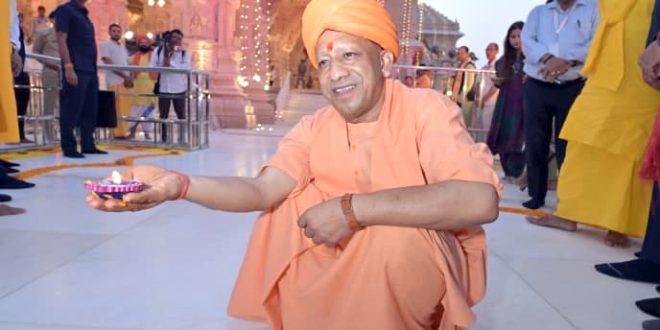 मुख्यमंत्री योगी ने पहले राम मंदिर, फिर राम की पैड़ी पर जलाए श्रद्धा के दीप