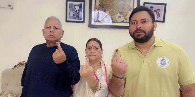 बिहार चुनाव 2025: RJD नेता तेजस्वी यादव ने किया मतदान, उन्होंने कहा- बदलाव के लिए वोट करें