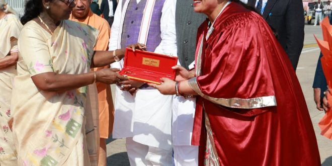 राष्ट्रपति मुर्मू को महापौर सुषमा खर्कवाल ने सौंपी लखनऊ नगर की चाबी