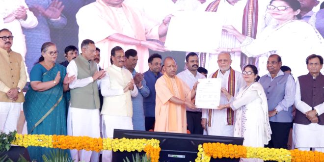 माफिया मुख्तार अंसारी से खाली कराई गई जमीन पर बने मकानों का मुख्यमंत्री ने किया उद्घाटन, आवंटियों को सौंपी चाबी