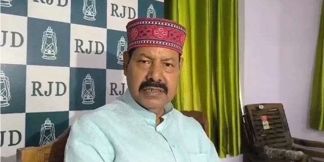 आईडी कार्ड मांगने पर भड़के आरजेडी प्रत्याशी भाई वीरेंद्र ने किया हंगामा, आप चेक करने वाले कौन होते है, VIDEO VIRAL