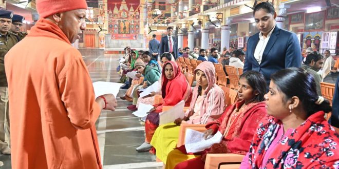 बिना चिंता कराएं इलाज, सरकार करेगी भरपूर आर्थिक मदद : CM योगी