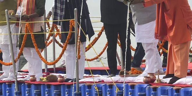 मुख्यमंत्री योगी ने किया मां गंगा का पूजन, बड़े हनुमान के चरणों में झुकाया शीश