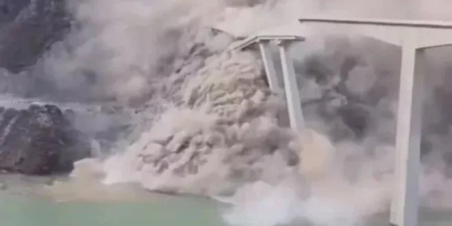 चीन की आधुनिक इंजीनियरिंग फैल, भरभराकर गिरा चीन का पुल