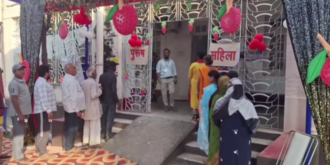 बिहार चुनाव 2025: लीची थीम पर बना मुजफ्फरपुर का मतदान केंद्र बना आकर्षण का केंद्र