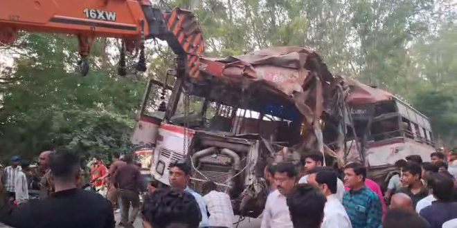 यूपी के हाथरस में रोडवेज बस और टैंकर की टक्कर, तीन की मौत