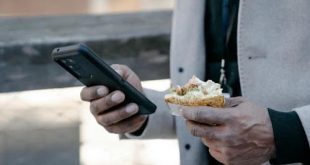 Eating with mobile, खाना खाते मोबाइल देखना, Eating while watching reels, रील्स देखते हुए खाना, Mobile addiction health effects, मोबाइल लत से नुकसान, Obesity risk study, मोटापा बढ़ने का खतरा, Screen time and health, स्क्रीन टाइम से सेहत, Diabetes risk lifestyle, डायबिटीज और लाइफस्टाइल, Metabolic syndrome causes, मेटाबॉलिक सिंड्रोम कारण